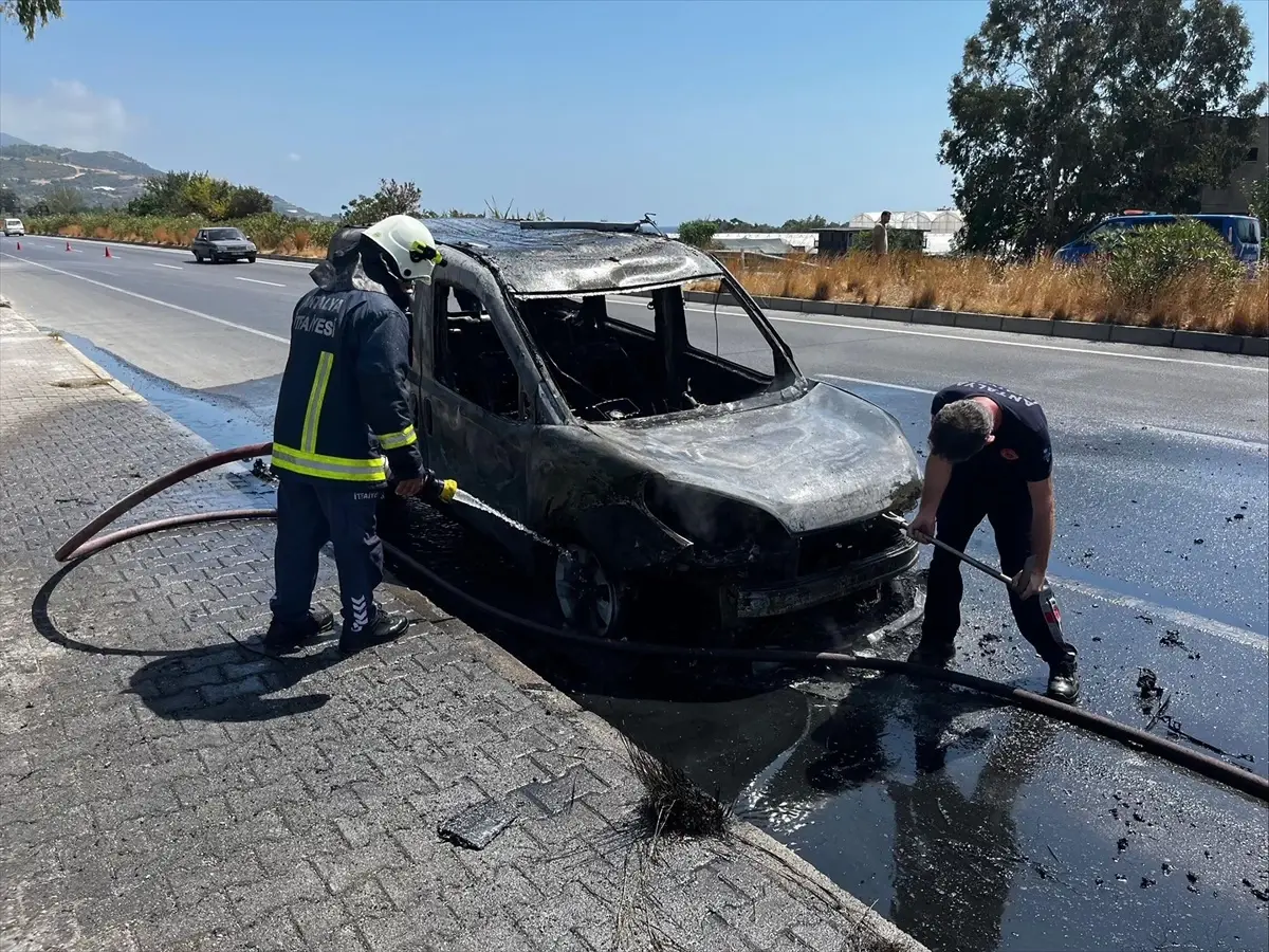Antalya'da Seyir Halindeki Takside Yangın Çıktı