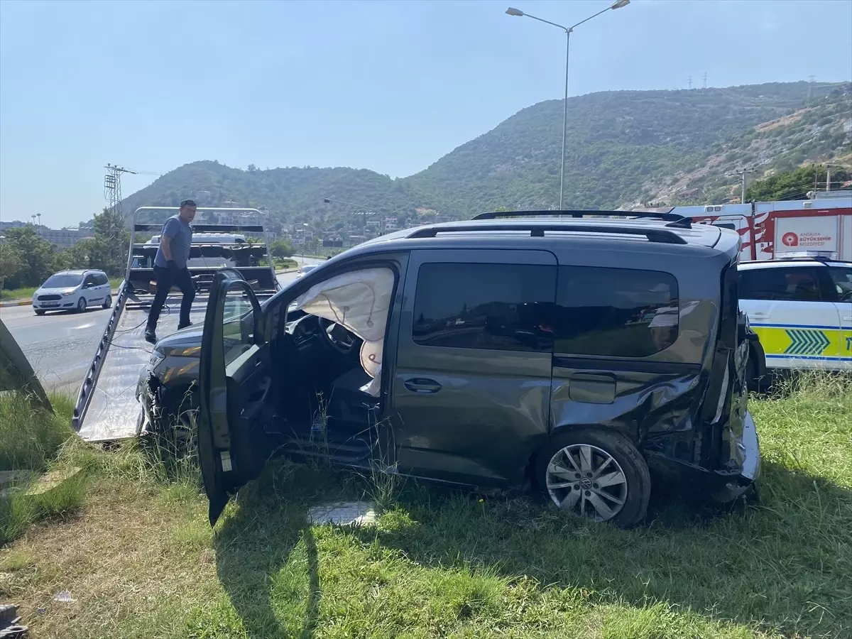Alanya'da Tur Minibüsü ile Hafif Ticari Araç Çarpıştı: 2 Yaralı