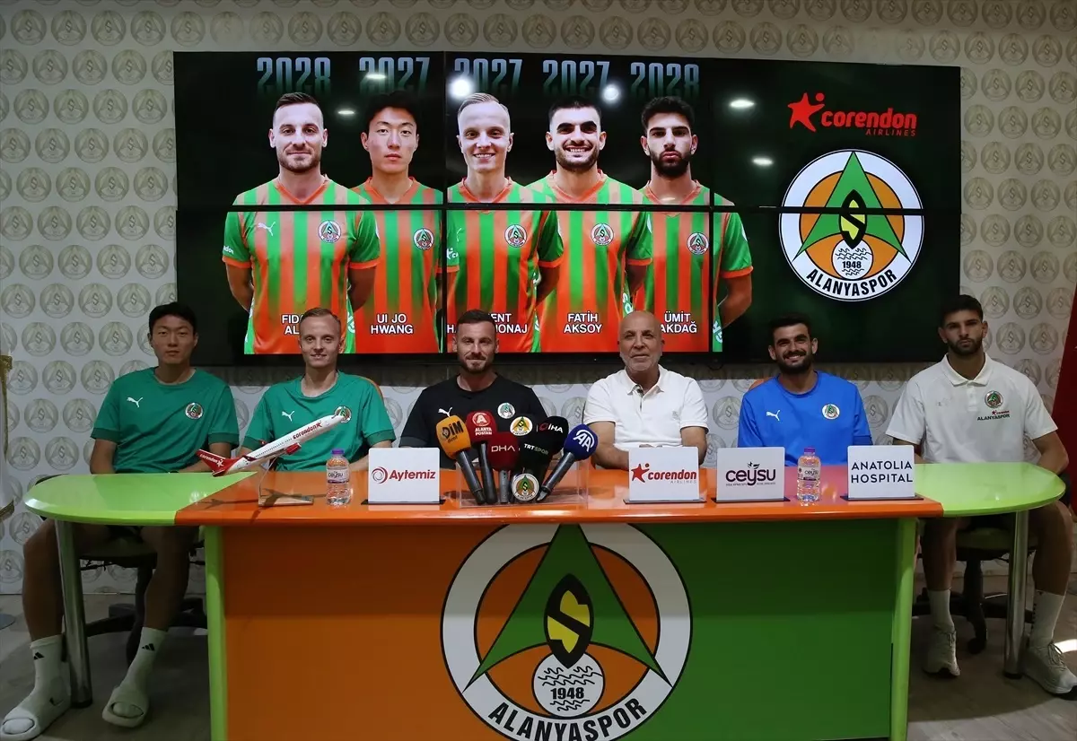 Alanyaspor, 5 Futbolcusunun Sözleşmesini Uzattı