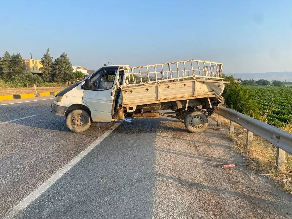 Alaşehir'de Tır ve Kamyonet Çarpıştı: 2 Yaralı