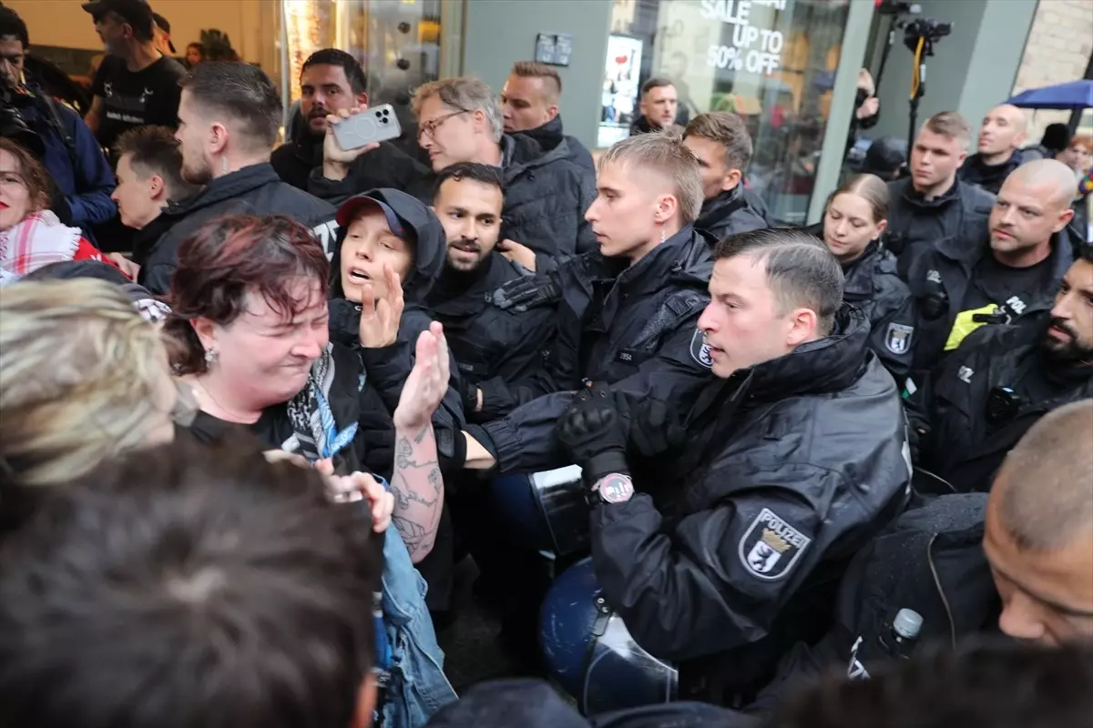 Berlin&apos;de Filistin&apos;e Destek Eylemine Sert Polis Müdahalesi