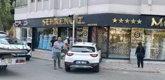 Amasya'da çarpışan iki araçtan birinin iş yerinin vitrin camına çarpması kamerada