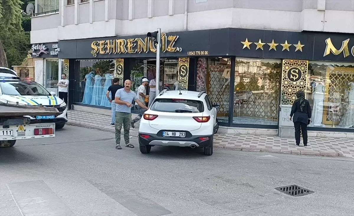Amasya'da çarpışan iki araçtan birinin iş yerinin vitrin camına çarpması kamerada