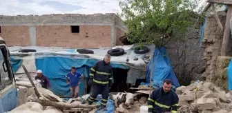 Amasya'da Çatısı Çöken Ahırda 2 Büyükbaş Hayvan Kurtarıldı