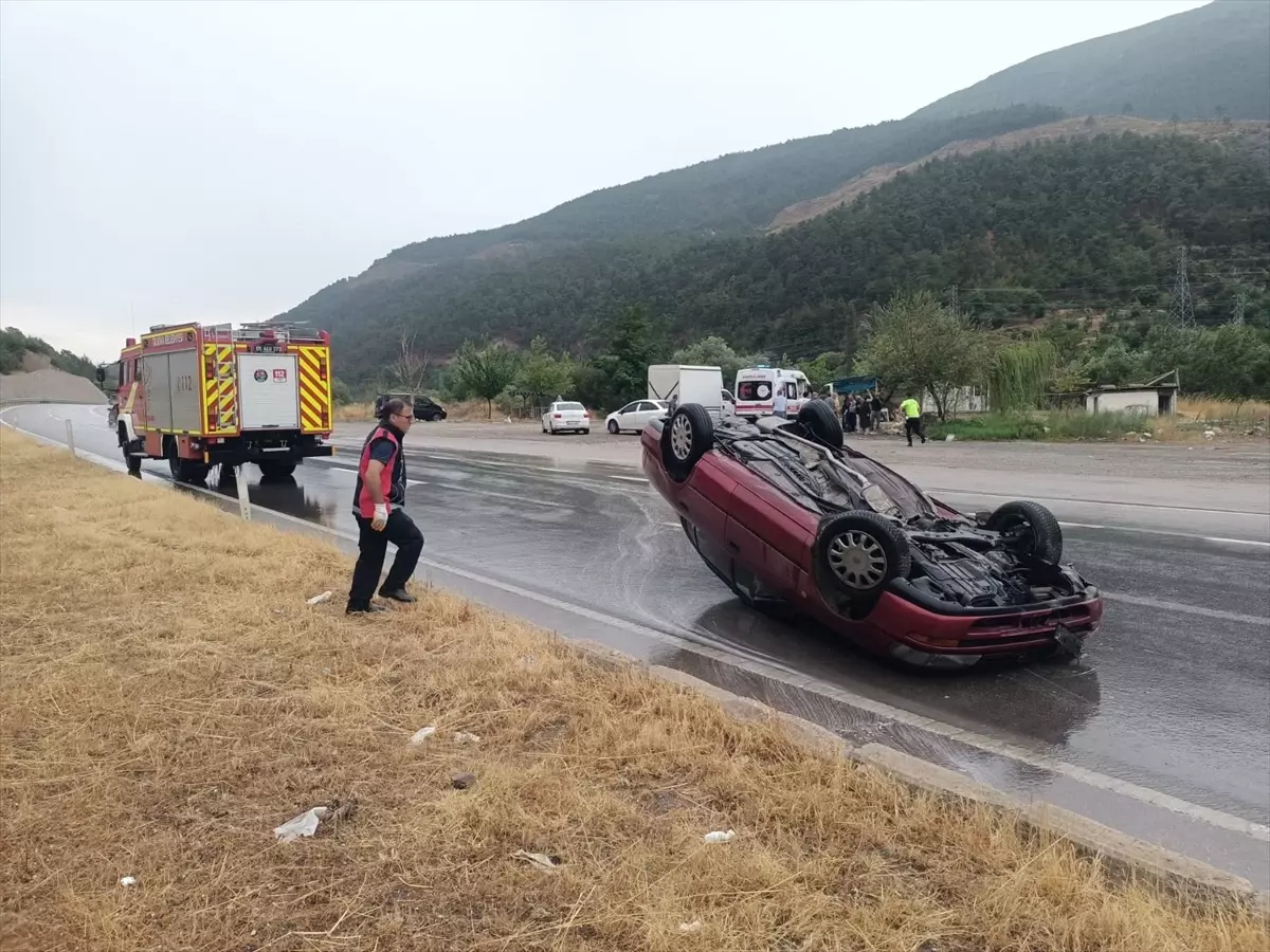 Taşova'da Otomobil Devrildi: 2 Yaralı
