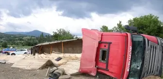 Amasya'da Devrilen Tırda 2 Yaralı