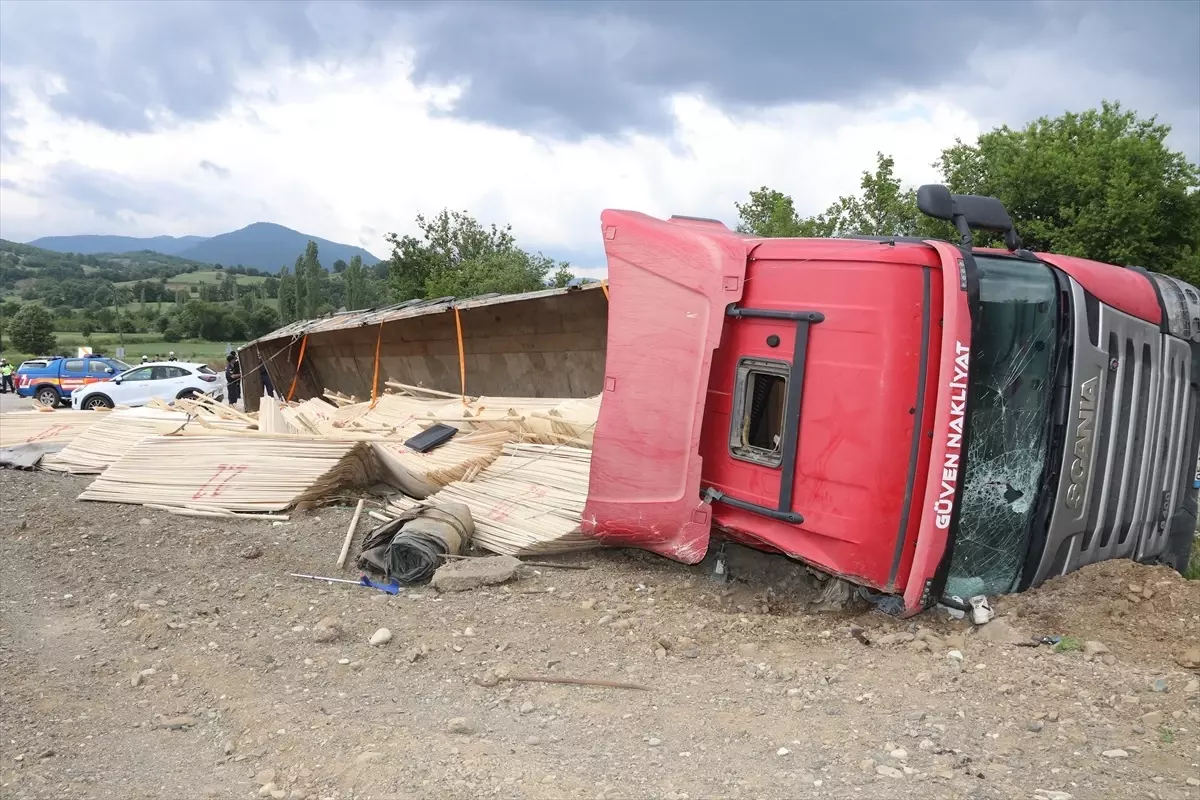 Amasya'da Devrilen Tırda 2 Yaralı