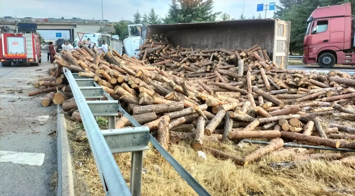 Merzifon'da Devrilen Tırın Sürücüsü Yaralandı