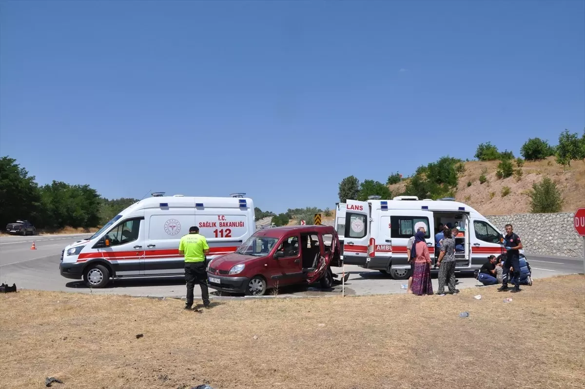 Gümüşhacıköy'de Trafik Kazası: 10 Yaralı