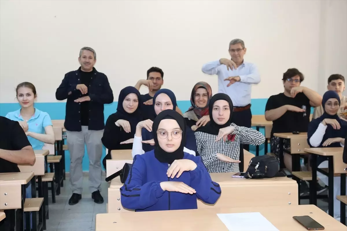 Amasya'da halk eğitimi merkezindeki kursta işaret dili 'kamyon arkası yazılarıyla' öğretiliyor