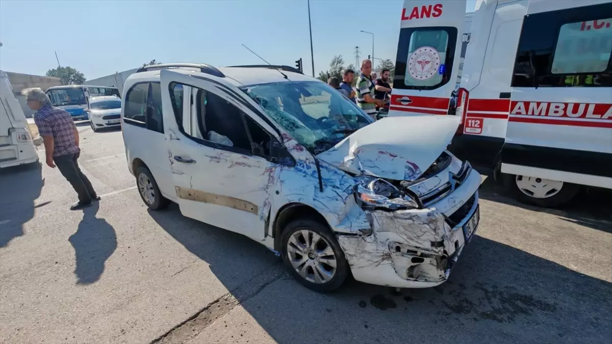 Amasya'da Otobüs ile Ticari Araç Çarpıştı: 3 Yaralı