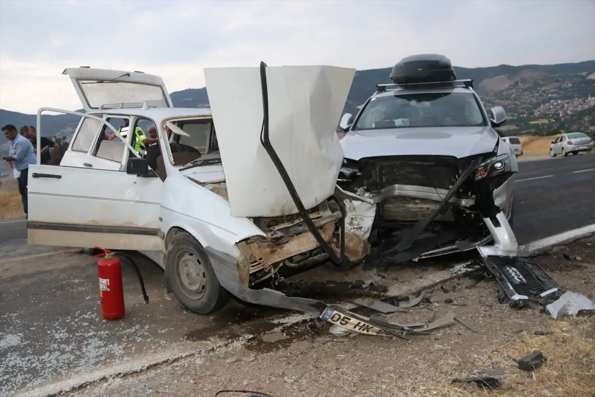 Amasya'da Trafik Kazası: 3 Yaralı