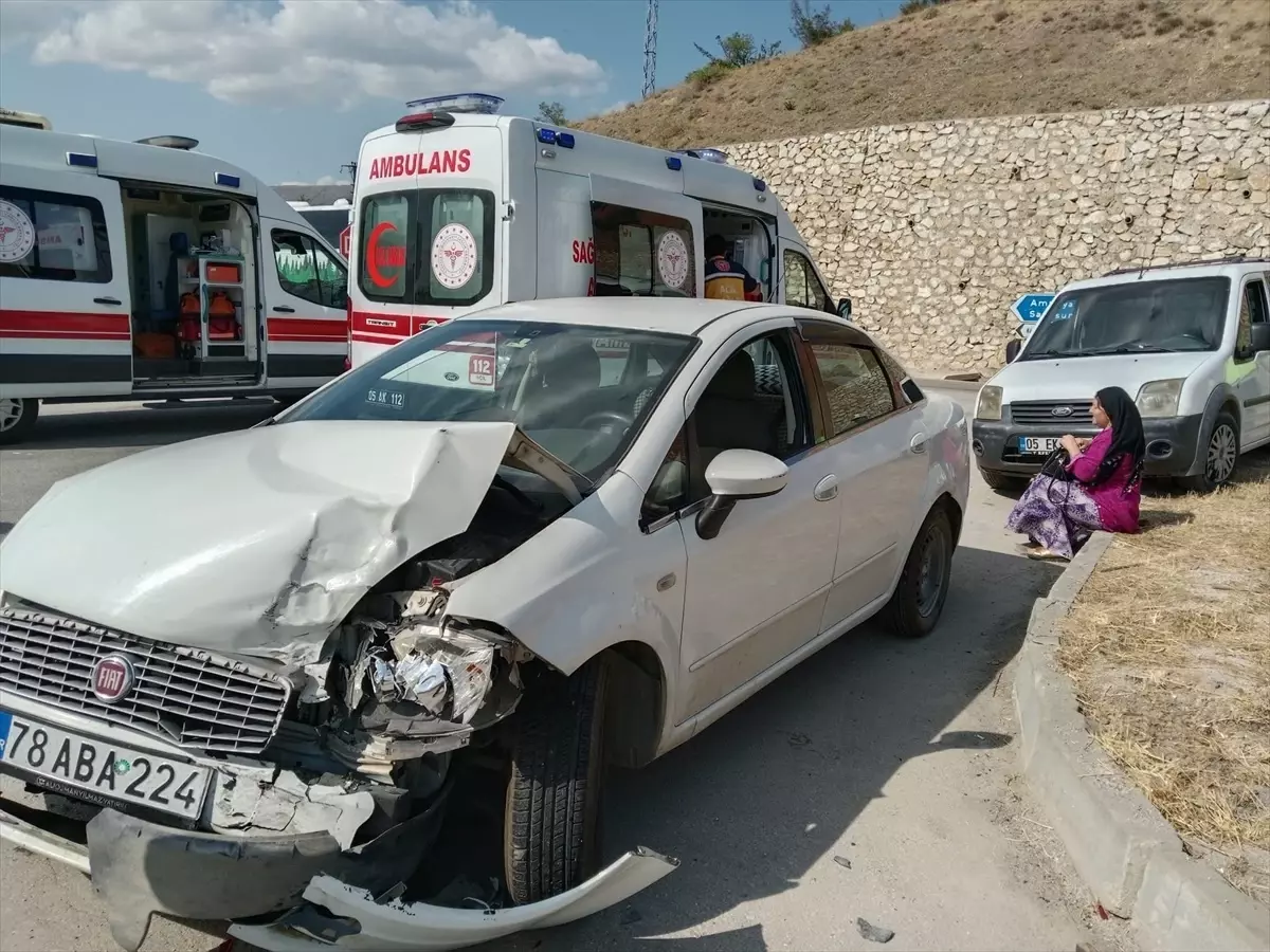 Amasya'da Trafik Kazası: 5 Yaralı