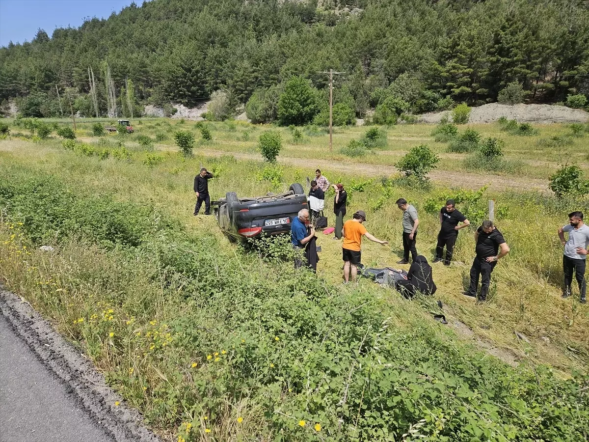 Amasya'da Otomobil Şarampole Devrildi: 4 Yaralı