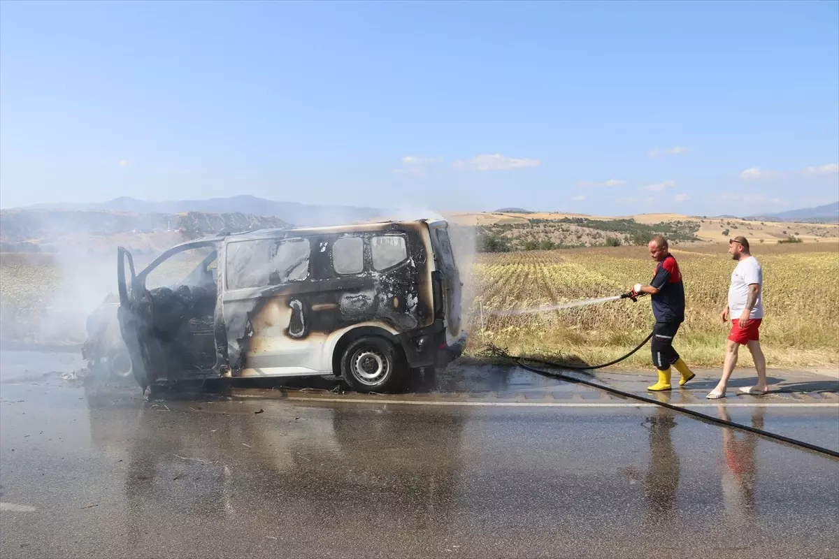 Amasya'da Tıbbi İlaç Yüklü Panelvanda Yangın
