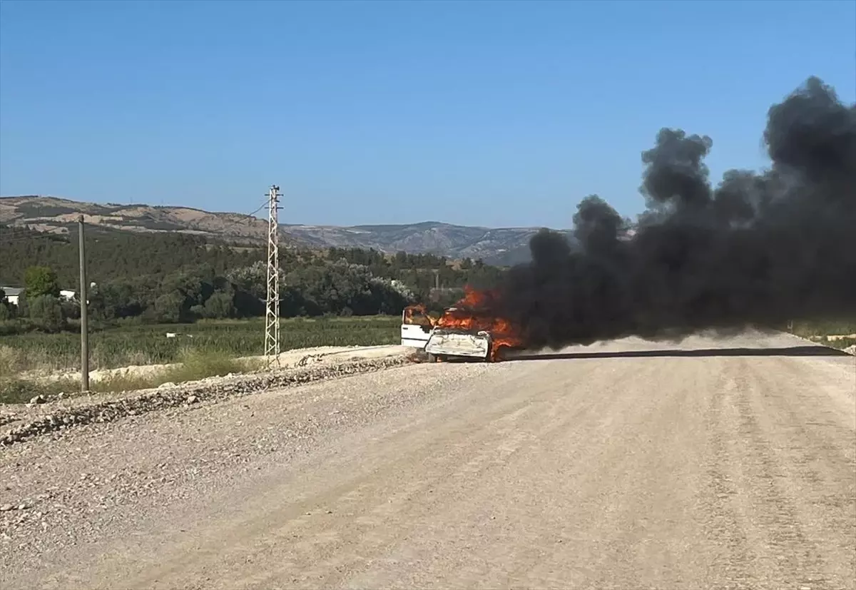 Amasya'da Seyir Halindeki Otomobilde Yangın Çıktı
