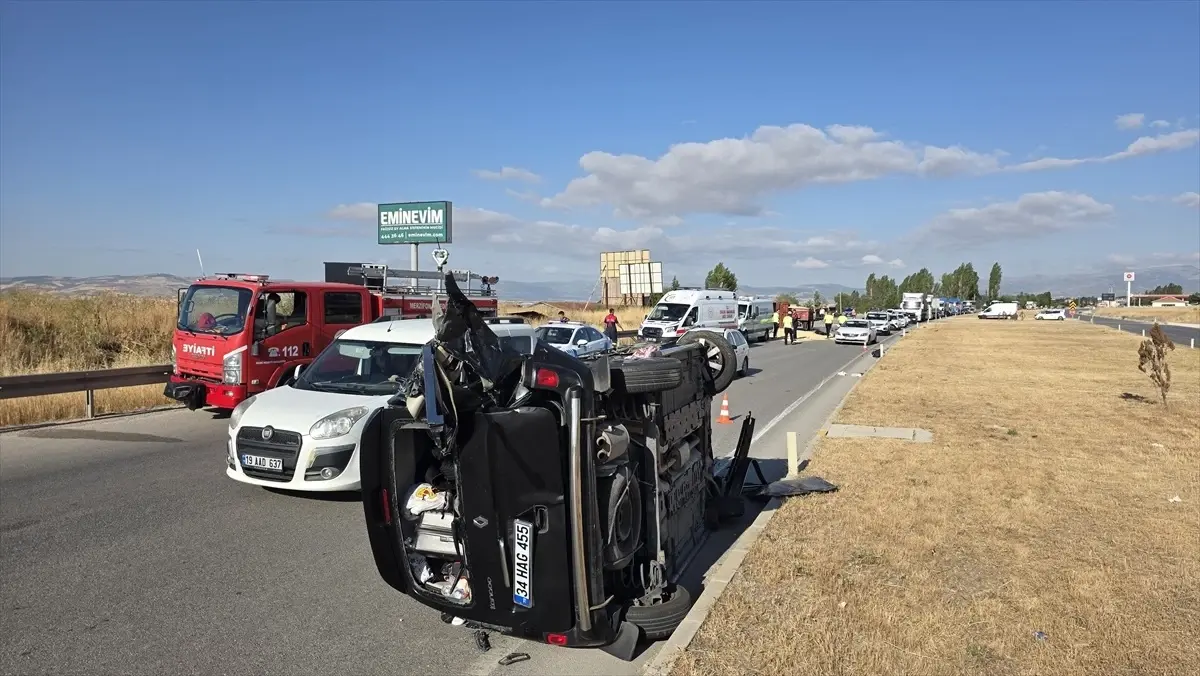 Merzifon'da Traktör ile Hafif Ticari Araç Çarpıştı: 1 Ölü, 4 Yaralı
