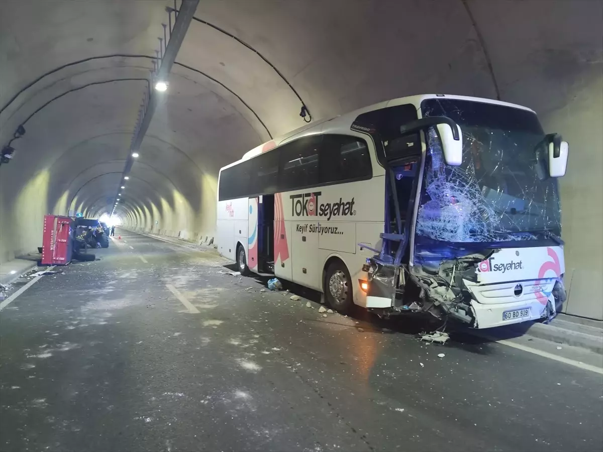 Amasya'da Otobüs-Traktör Çarpıştı