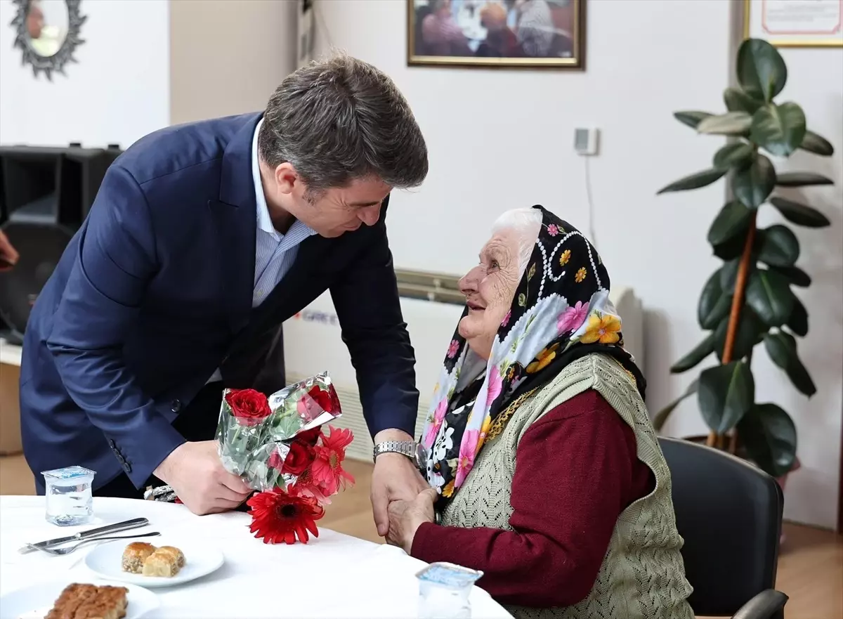 Amasya Valisi Bakan'dan şehit ailesi ve huzurevindeki yaşlılara bayram ziyareti