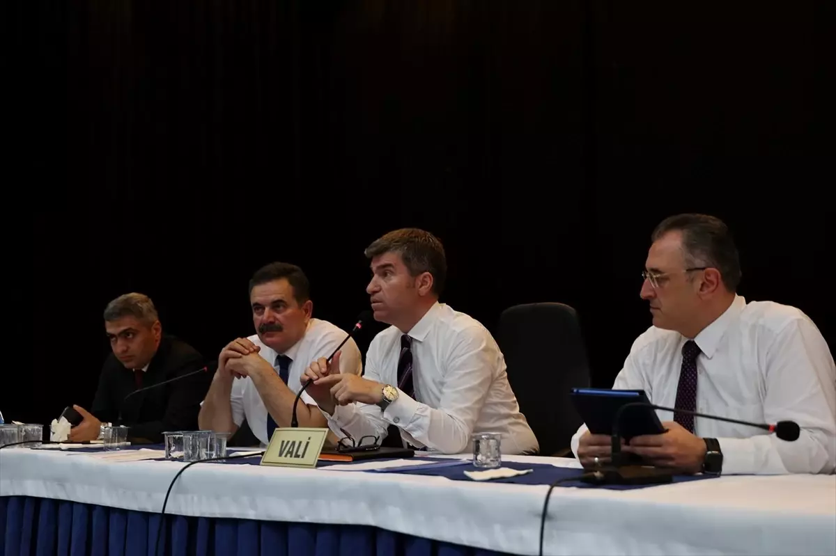 Vali Önder Bakan Muhtarlarla Bir Araya Geldi