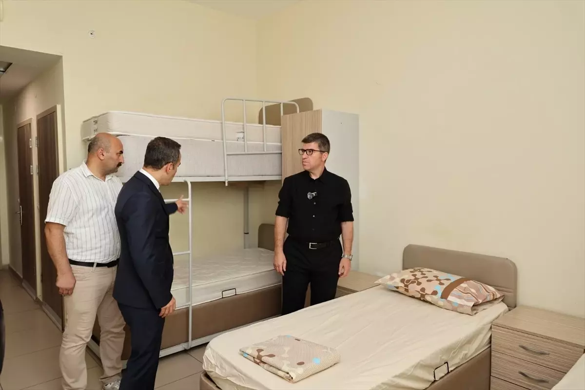Amasya Valisi Önder Bakan, Öğrenci Yurdunu Ziyaret Etti