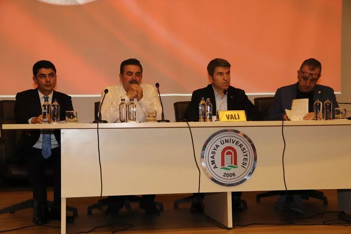 Amasya Valisi Önder Bakan, Muhtarlarla Toplandı