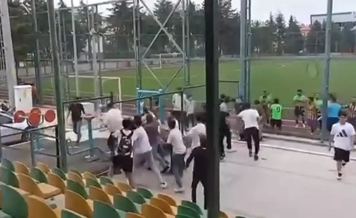 Isparta'da Amatör Maçta Taraftar Kavgası: 2 Yaralı