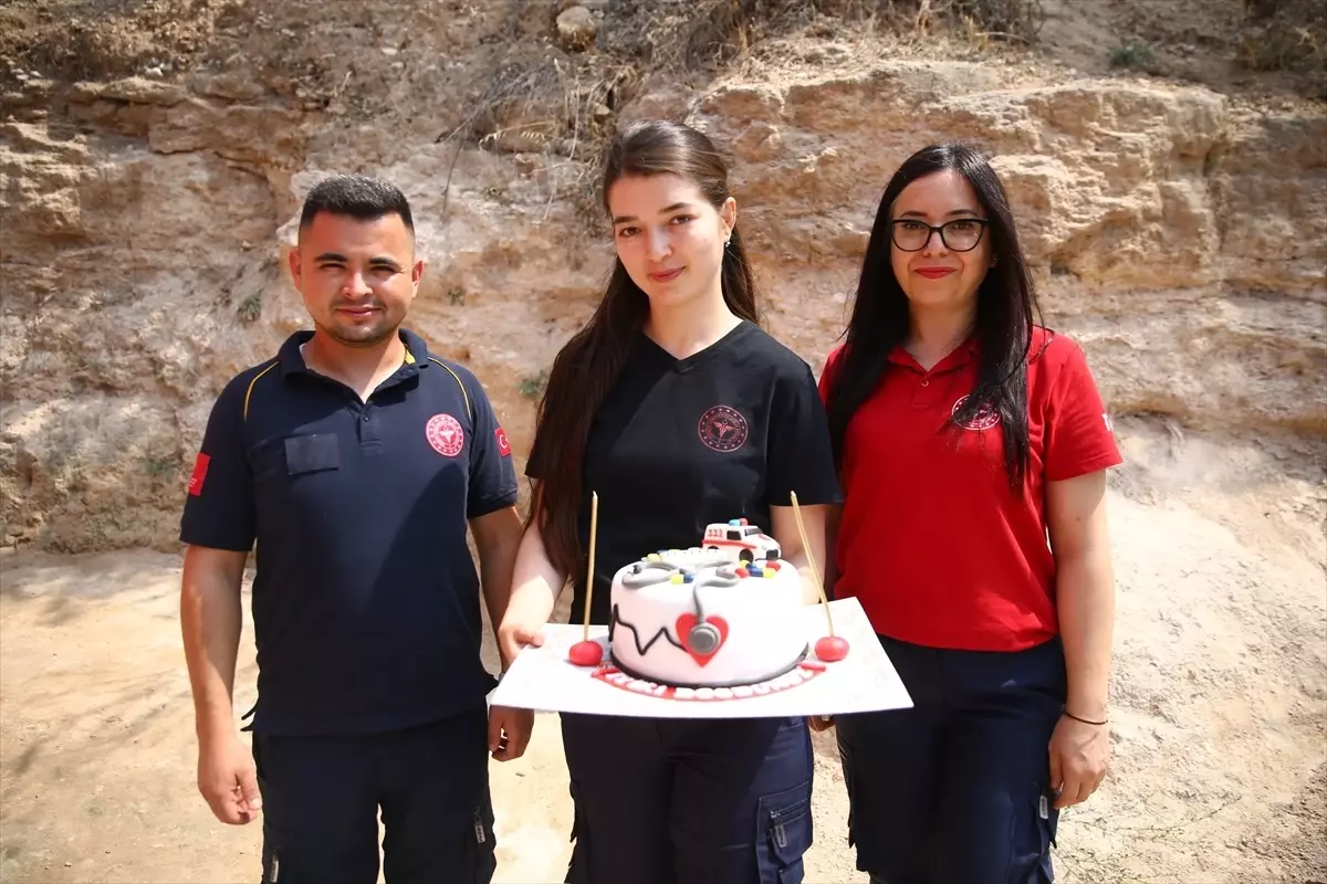 Mersin'de Sağlık Çalışanlarından İkiz Bebeklere Sürpriz Doğum Günü Kutlaması