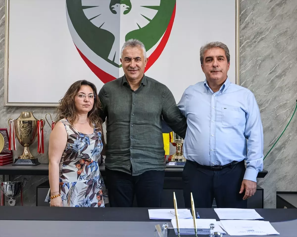 Amedspor'un Yeni Teknik Direktörü Mehmet Altıparmak Oldu