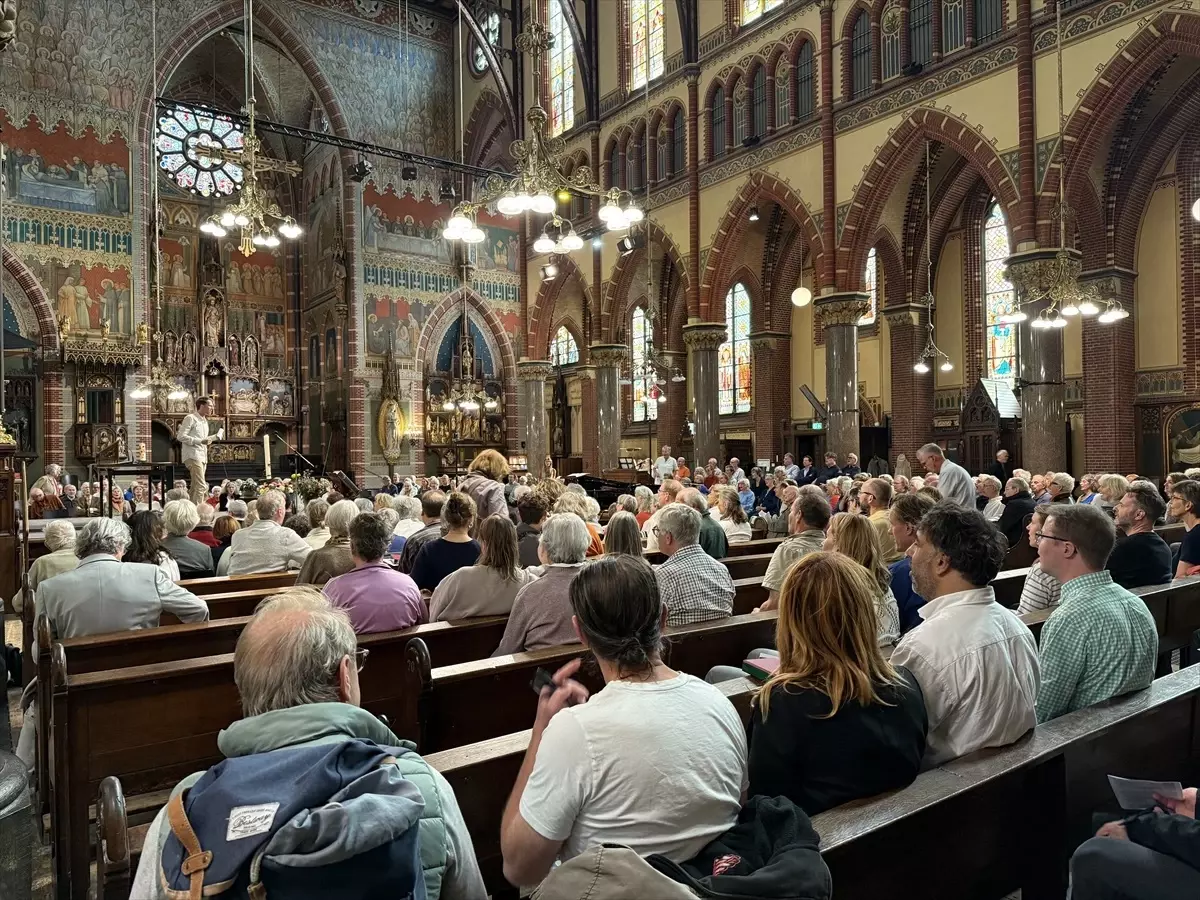 Amsterdam'da Barış Yürüyüşü Düzenlendi
