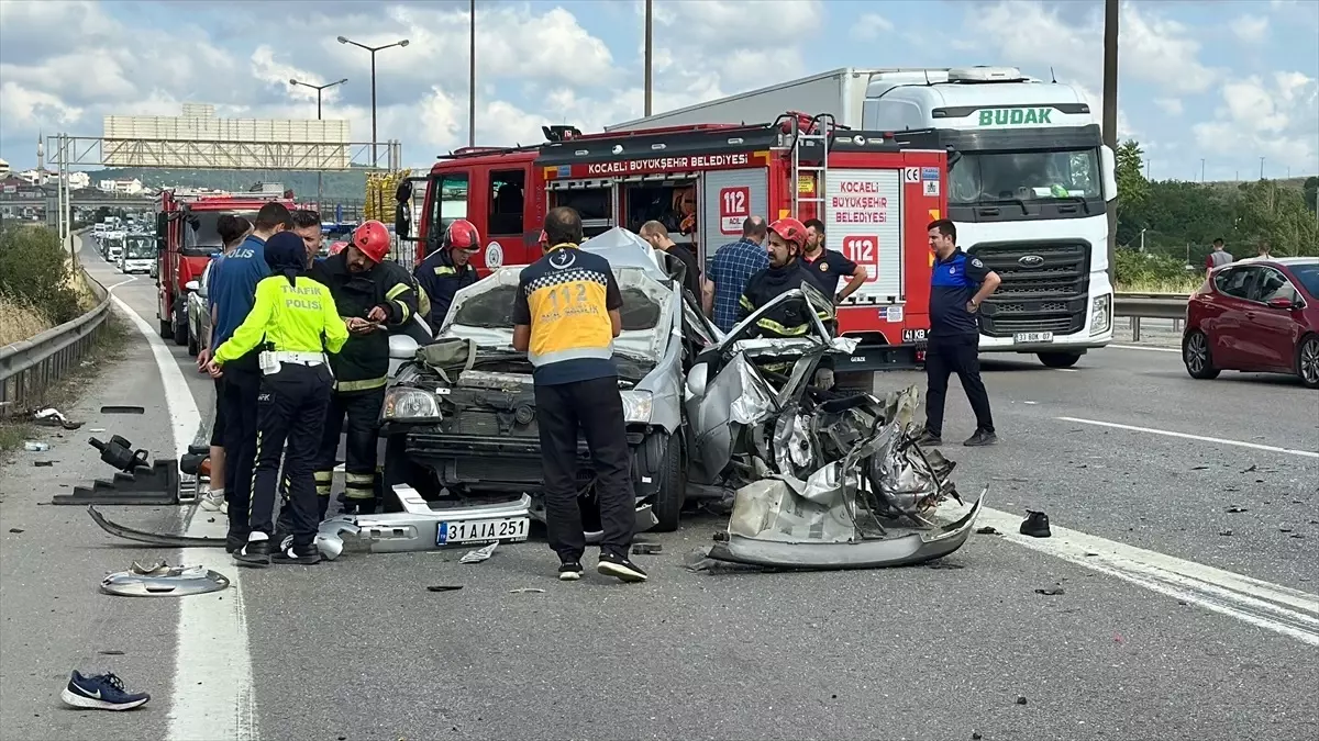 Anadolu Otoyolu'nda Otobüsle Çarpışan Otomobilde 3 Yaralı
