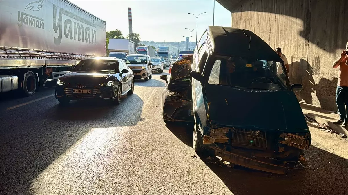 Kocaeli'de Zincirleme Trafik Kazası: Hamile Kadın Hastaneye Kaldırıldı