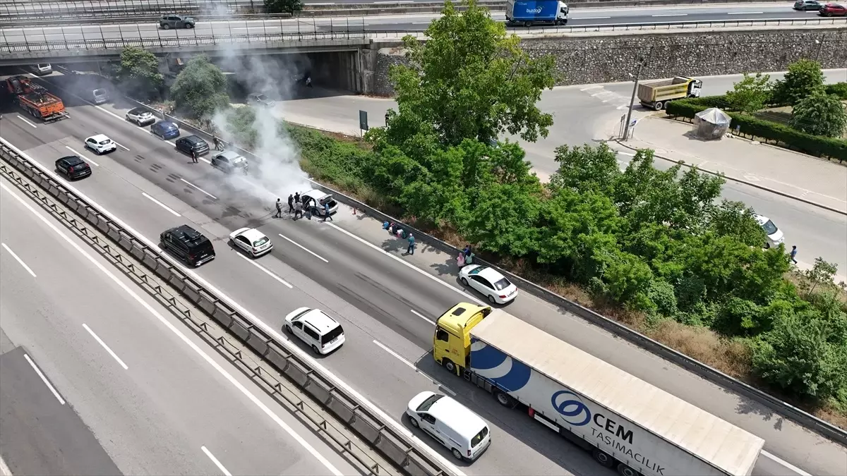 Anadolu Otoyolu'nda Seyir Halindeki Otomobilde Yangın