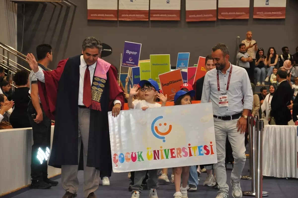 Anadolu Üniversitesi Mezuniyet Töreninde 3 Kuşak Bir Araya Geldi