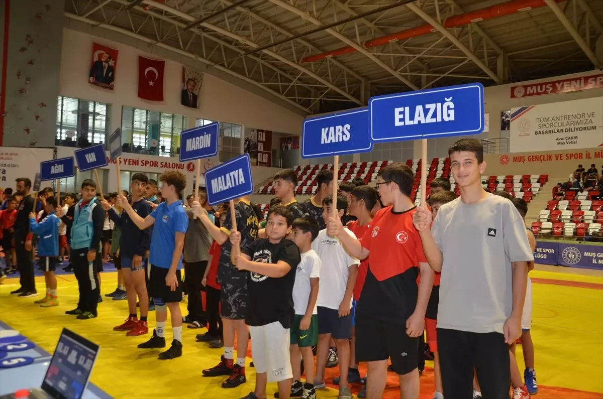 Muş'ta Anadolu Yıldızlar Ligi Güreş Müsabakaları Başladı