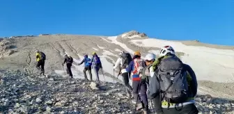Kırşehirli Dağcılar Dedegöl Zirvesine Tırmandı