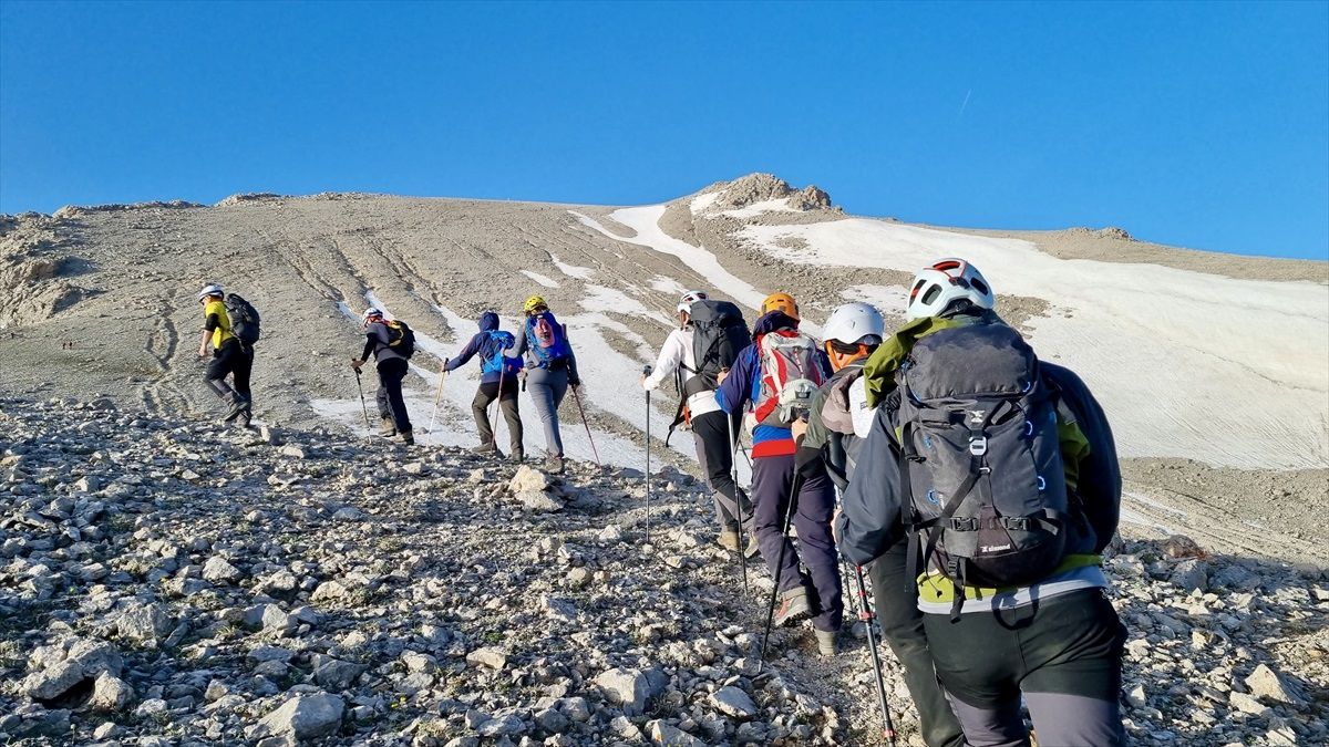 Kırşehirli Dağcılar Dedegöl Zirvesine Tırmandı