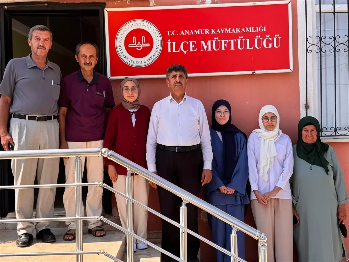 Mersin'de Gençler Umreye Uğurlandı
