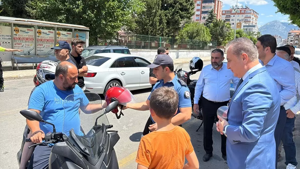 Mersin Anamur'da Motosiklet Sürücülerine Kask Hediyeleri Dağıtıldı