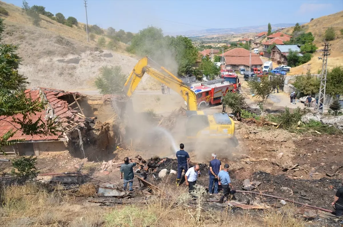 Ankara'da İki Evde Yangın: Eşini Kaybeden Adam Yardım Bekliyor