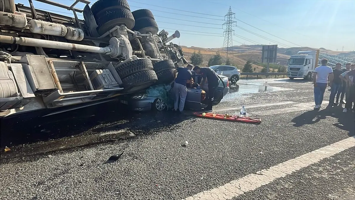 Ankara'da İş Mikseri Otomobile Çarptı: 6 Yaralı