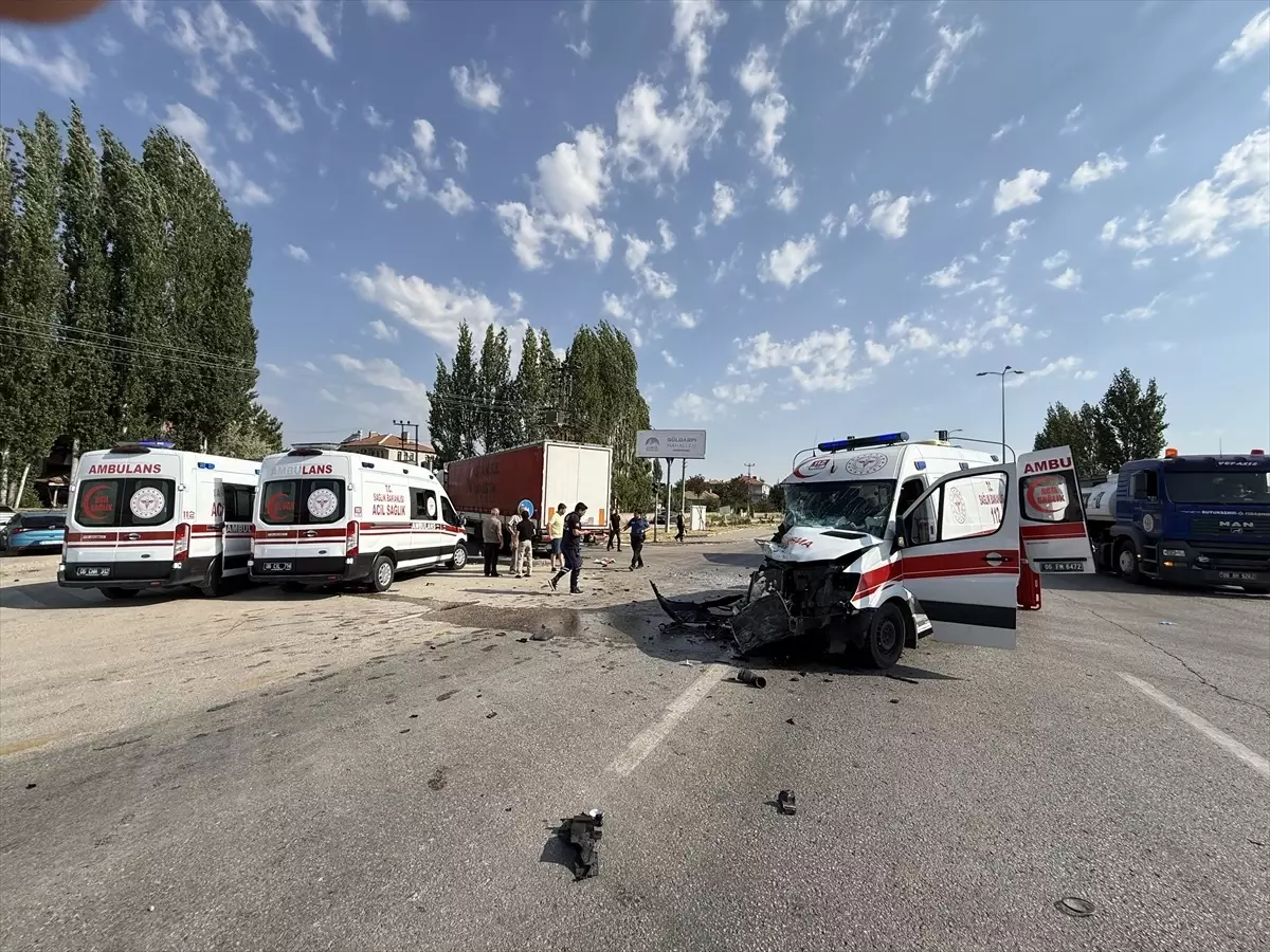 Çubuk'ta Ambulans ile Tır Çarpıştı: 5 Yaralı