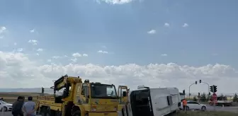 Çubuk'ta Büyükbaş Hayvan Yüklü Kamyonet ile Minibüs Çarpıştı: 3 Yaralı