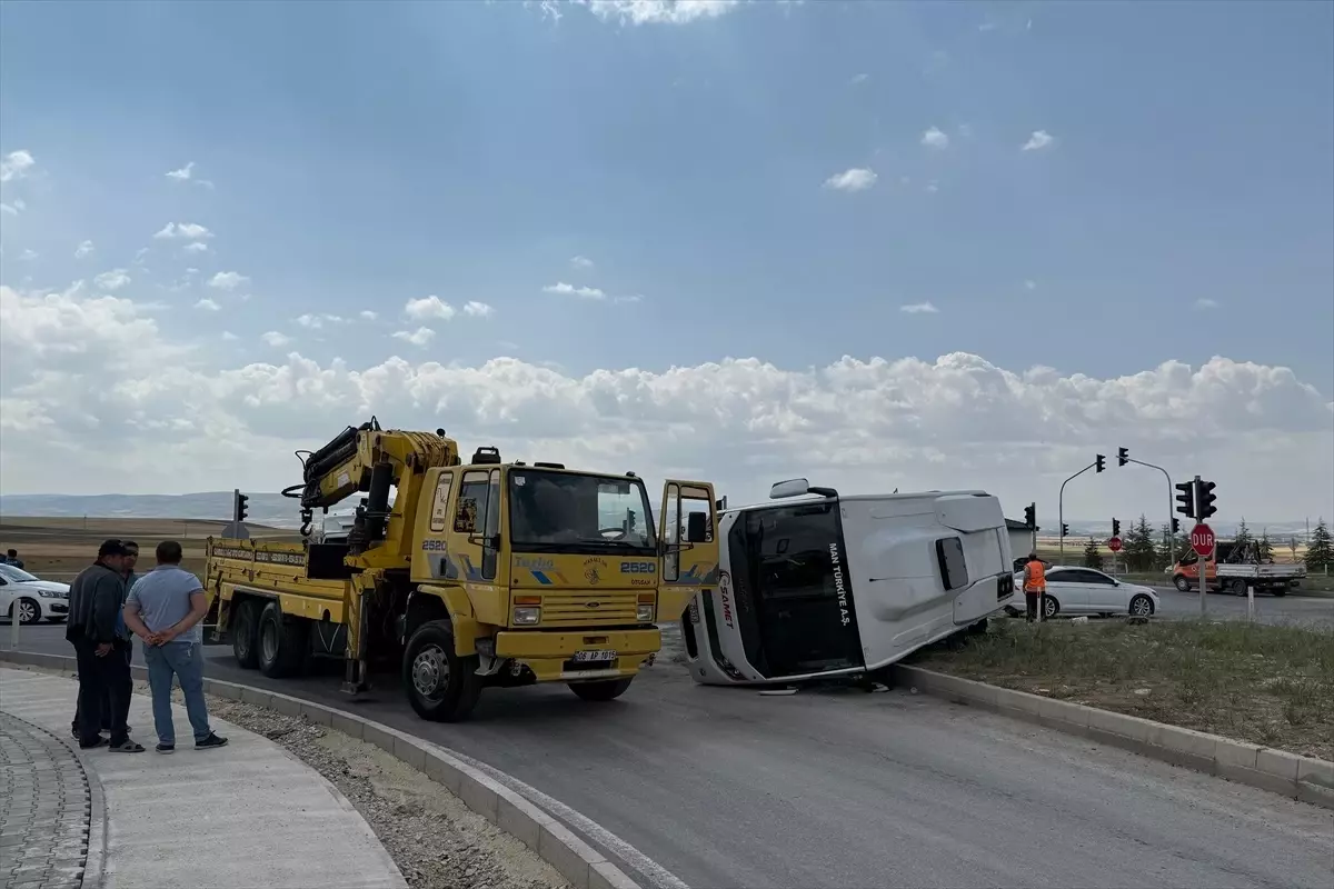 Çubuk'ta Büyükbaş Hayvan Yüklü Kamyonet ile Minibüs Çarpıştı: 3 Yaralı