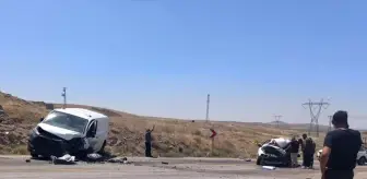 Sincan'da Otomobil ve Hafif Ticari Araç Çarpıştı: 1 Ölü, 1 Yaralı