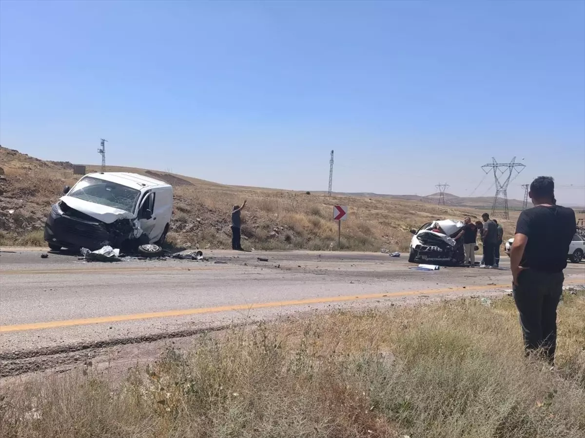 Sincan'da Otomobil ve Hafif Ticari Araç Çarpıştı: 1 Ölü, 1 Yaralı