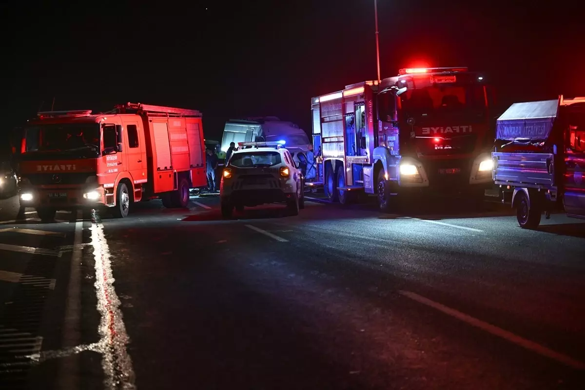 Ankara'da Otomobil-Minibüs Çarpışması: 1 Ölü, 1 Yaralı