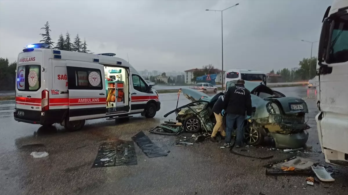 Ankara'da park halindeki tıra çarpan otomobildeki 3 kişi öldü, 2 kişi yaralandı