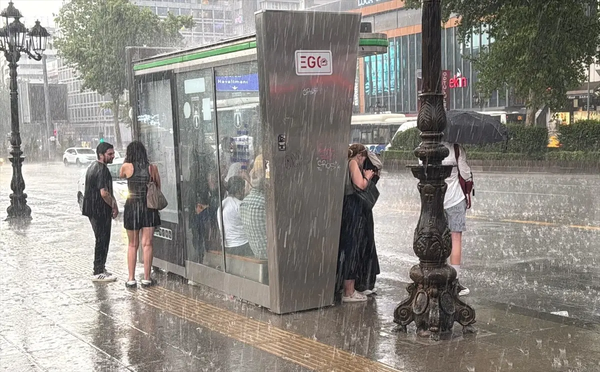 Ankara'da Sağanak ve Fırtına Hayatı Olumsuz Etkiledi