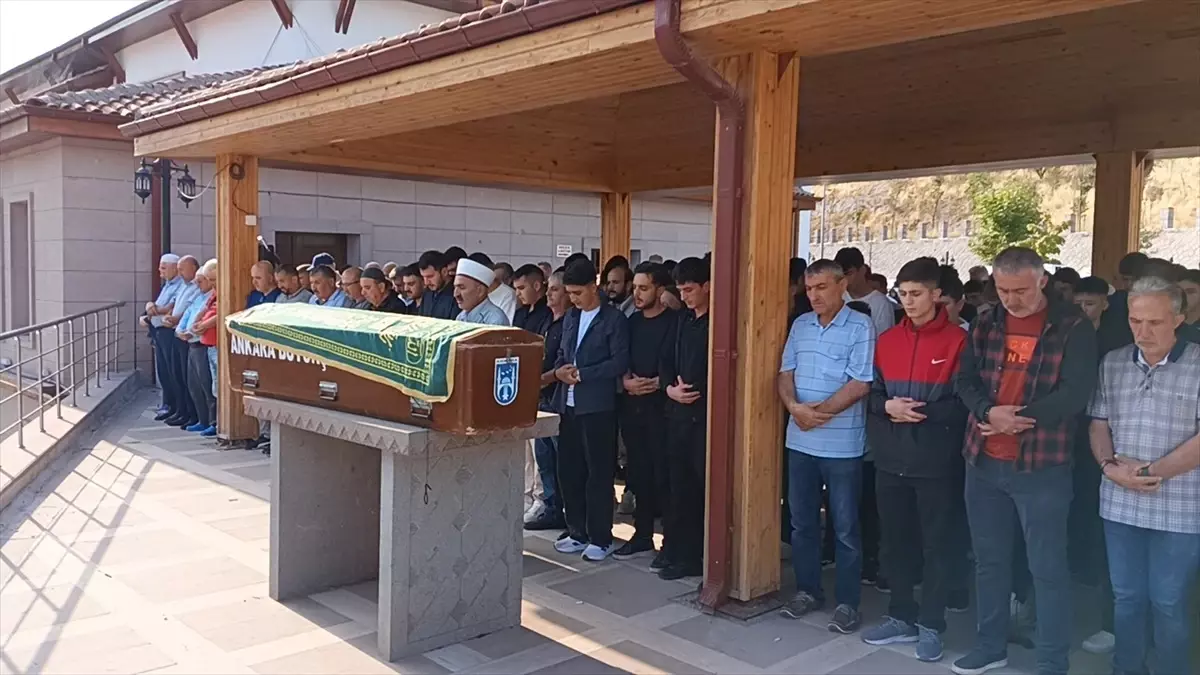 15 Yaşındaki Çocuk Bıçaklanarak Hayatını Kaybetti